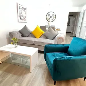 Greenfield's Marlborough Grove Modern 3 - Bedroom Home, Langley Holiday home Langley Marish