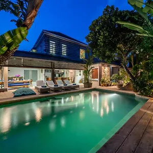 Alchemy Private 4 Bedroom Eat Street 10 Steps To Revolver Cafe Villa Seminyak (Bali)